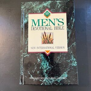 New Dead Stock NIV Men's Devotional Bible Hard Cover published 1993 Great Gift